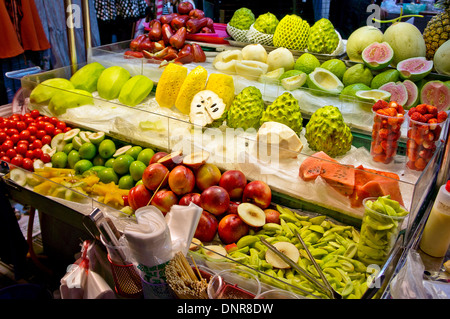 Sélection de Fruits affichée à un décrochage dans le marché de nuit de Shilin, Taipei, Taiwan Banque D'Images