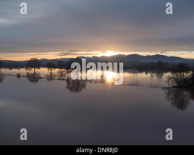 Worcester, Worcester, Royaume-Uni, le 4 janvier 2014. Rivière Severn après les inondations récentes tempêtes. La Berche éclate ses rives au sud du centre-ville de Worcester et l'eau coule sur les terres agricoles. Ciel dégagé peut être vu dans la distance sur Malvern. Crédit : Ian Thwaites/Alamy Live News Banque D'Images