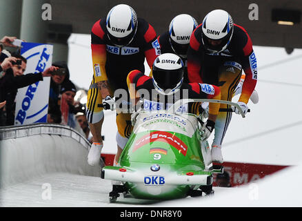 Winterberg, Allemagne. 08Th Jan, 2014. L'équipe de bobsleigh allemand avec Thomas Florschuetz, Kevin Kuske, Andreas Bredau et Christian Poser en concurrence lors de la 4 Coupe du monde de bobsleigh à Winterberg, Allemagne, 04 janvier 2014. Ils sont arrivés en deuxième place. Photo : JAN-PHILIPP STROBEL/dpa/Alamy Live News Banque D'Images