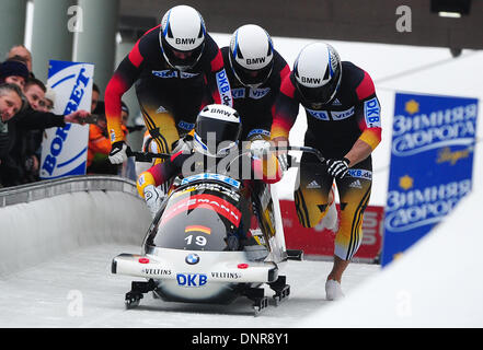 Winterberg, Allemagne. 08Th Jan, 2014. L'équipe de bobsleigh allemand avec Francesco Friedrich, Jannis Baecker, Gregor Bermbach et Thorsten Margis fait concurrence au cours de la 4 Coupe du monde de bobsleigh à Winterberg, Allemagne, 04 janvier 2014. Ils sont arrivés en deuxième place. Photo : JAN-PHILIPP STROBEL/dpa/Alamy Live News Banque D'Images