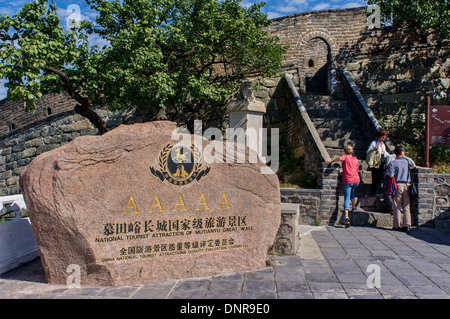 Stone signe indiquant la Grande Muraille de Mutianyu a officiellement classé comme une zone panoramique de 4e année Banque D'Images