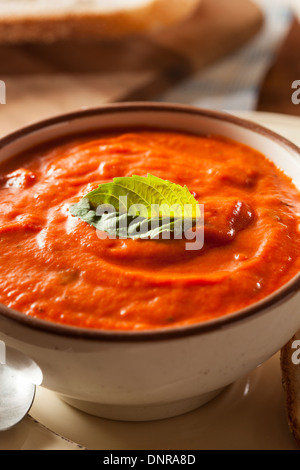 Crème de tomates au basilic soupe au pain en biscuit Banque D'Images