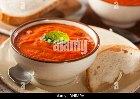 Crème de tomates au basilic soupe au pain en biscuit Banque D'Images