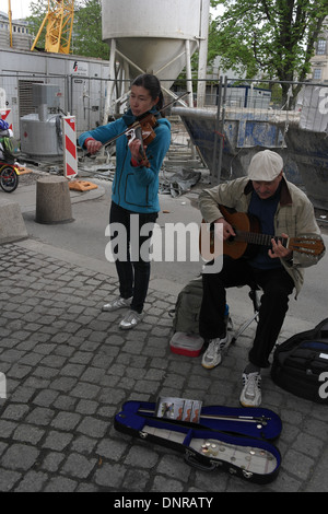 Couple à jouer du violon et de la guitare, avec de l'argent et des CD en cas de violon, colonnade pavés, ancienne Galerie Nationale, Berlin Banque D'Images