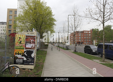 Vue sur le ciel gris à côté de la chaussée à l'ouest à la Bernauer Strasse Wolliner Strasse et au-delà, mur de Berlin, Allemagne Banque D'Images