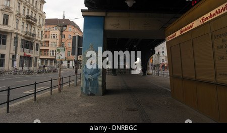 Ciel gris vue aérienne du chemin de fer, de soldat Eberswalder Strasse, souriant par l'Konnopke Imbiss, Schonhauser Allee, Berlin Banque D'Images