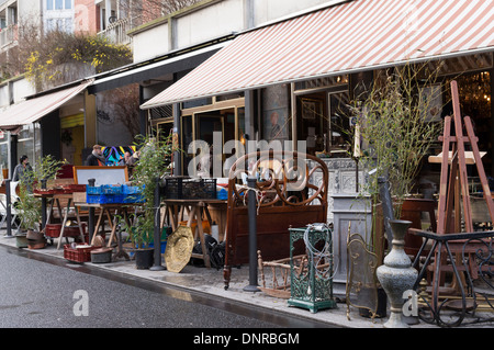 Marché aux Puces (marché aux puces) à St-Ouen près de Clignancourt dans le nord de Paris, France. Banque D'Images