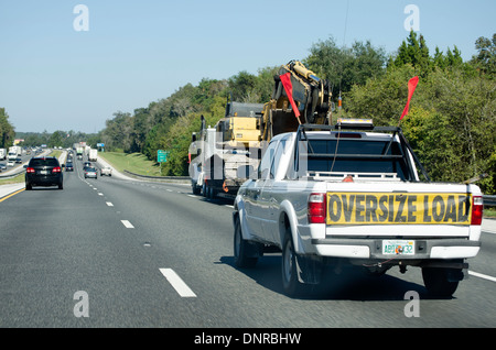 Véhicule camion avec charge surdimensionnée sur I'autoroute 75 Nord USA Banque D'Images