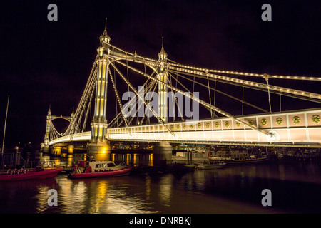 Albert Bridge, Tamise, Londres, Royaume-Uni, Lit up at Night Banque D'Images