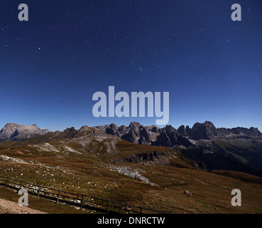 Clair de lune sur le massif du Catinaccio. Les Dolomites. Vue depuis le massif du Sciliar. Alpes italiennes. Paysage de nuit. L'Europe. Banque D'Images