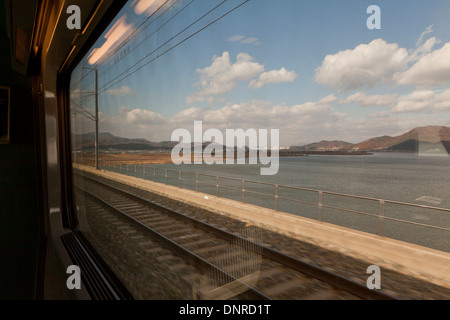 Voir le produit à partir de la fenêtre de train eXpress KTX (Corée) train voiture - Corée du Sud. Banque D'Images