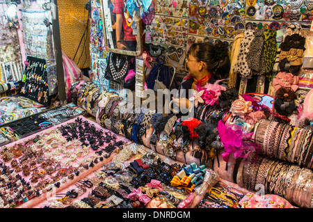 Accessoires de décrochage à Taipei Marché nocturne de Raohe Street, Taipei, Taiwan Banque D'Images