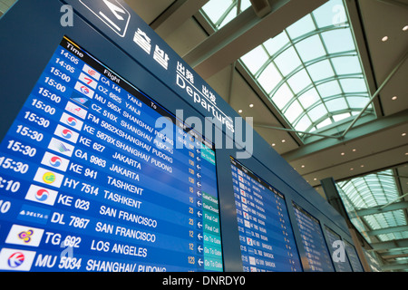 Les départs d'affichage Flip à l'Aéroport International d'Incheon - Corée du Sud, Corée du Sud Banque D'Images