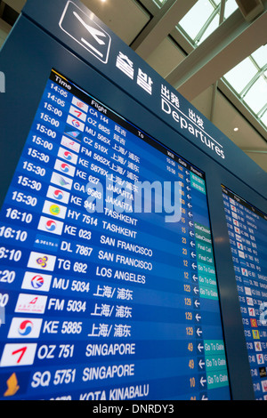 Les départs d'affichage Flip à l'Aéroport International d'Incheon - Corée du Sud, Corée du Sud Banque D'Images