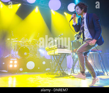 Madison, Wisconsin, USA. Feb 23, 2013. Le chanteur Michael ANGELAKOS de Passion Pit fonctionne à l'Orpheum Theatre de Madison, Wisconsin © Daniel DeSlover/ZUMAPRESS.com/Alamy Live News Banque D'Images