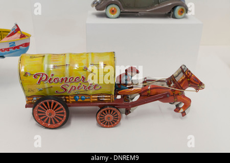 Vintage Japanese liquidation d'esprit pionnier tin toy wagon, vers 1950 Banque D'Images