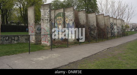 Vue sur le ciel gris graffiti du mur de Berlin, les segments supprimés 1997 World War 2 tombes, stockés Sophien Cimetière, Bernauer Strasse Banque D'Images