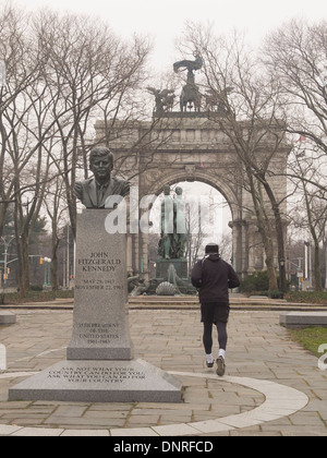 John F Kennedy Statue Grand Army Plaza Brooklyn NY Banque D'Images