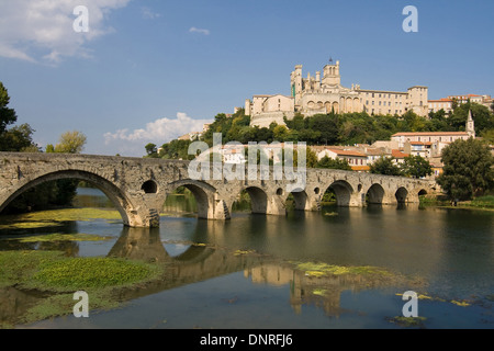 Pont Vieux (Vieux Pont) sur la rivière Orb, Béziers, France. Banque D'Images