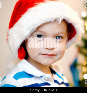 Jeune garçon avec chapeau de Noël Banque D'Images