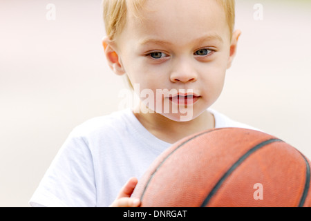 Jeune garçon jouant au basket-ball Banque D'Images