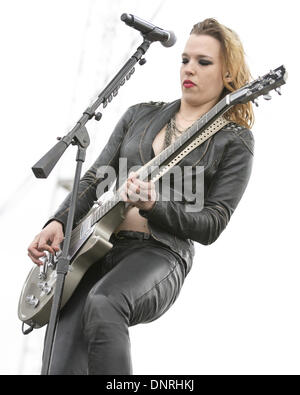 Charlotte, Caroline du Nord, USA. 4 mai, 2013. LZZY HALE de Zebda fonctionne à 2013 Carolina Rebellion à Charlotte (Caroline du Nord) © Daniel DeSlover/ZUMAPRESS.com/Alamy Live News Banque D'Images