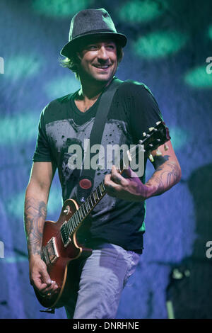 Waukegan, Illinois, USA. Le 11 mai, 2012. Guitariste JOSH STEELY de Daughtry en prestation au Genesee à Waukegan, Illinois © Daniel DeSlover/ZUMAPRESS.com/Alamy Live News Banque D'Images