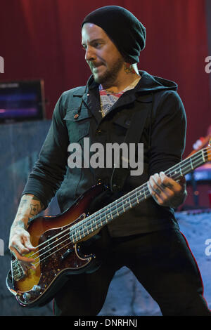 Waukegan, Illinois, USA. Le 11 mai, 2012. Le bassiste JOSH PAUL de Daughtry en prestation au Genesee à Waukegan, Illinois © Daniel DeSlover/ZUMAPRESS.com/Alamy Live News Banque D'Images