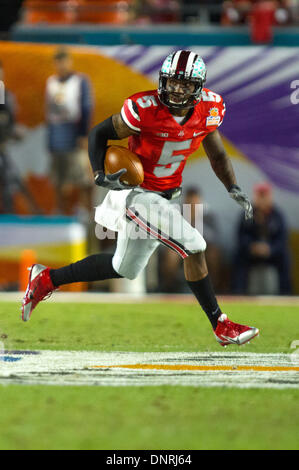 Miami Gardens, FL, USA. 3 janvier, 2014. Ohio State Buckeyes quarterback Braxton Miller (5) en action au cours de l'Orange Bowl découvrir entre les Clemson Tigers et les Ohio State Buckeyes au Sun Life Stadium. Battre Clemson Ohio State 40-35. Credit : csm/Alamy Live News Banque D'Images