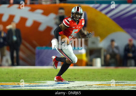 Miami Gardens, FL, USA. 3 janvier, 2014. Ohio State Buckeyes quarterback Braxton Miller (5) en action au cours de l'Orange Bowl découvrir entre les Clemson Tigers et les Ohio State Buckeyes au Sun Life Stadium. Battre Clemson Ohio State 40-35. Credit : csm/Alamy Live News Banque D'Images
