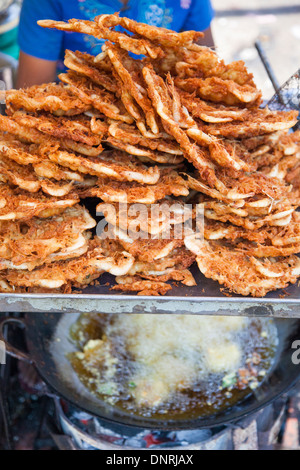Crevettes frites en-cas dans les rues de Yangon, Myanmar Banque D'Images