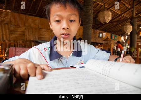 Boy studying in Bagan Myanmar Banque D'Images