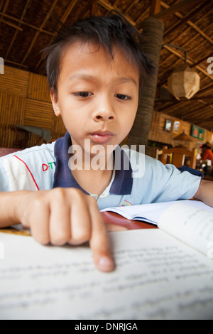 Boy studying in Bagan Myanmar Banque D'Images