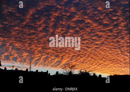 Brighton Sussex UK 5 Janvier 2014 - un répit dans la tempête ce matin comme un beau lever de soleil rouge accueille la journée avec des nuages de maquereau Banque D'Images