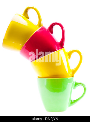 Jaune, Rouge, Vert Tasses Couleur. Tour penchée Pile de nettoyer différentes tasses isolé sur fond blanc Banque D'Images