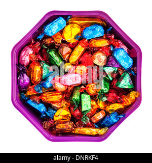 Une baignoire de Nestle Quality Street bonbons chocolats sur fond blanc Banque D'Images