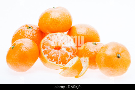 Pelées doux savoureux fruits mandarin orange mandarine isolé sur fond blanc Banque D'Images