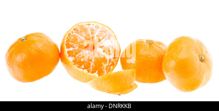 Pelées doux savoureux fruits Mandarin Orange mandarine isolé sur fond blanc Banque D'Images