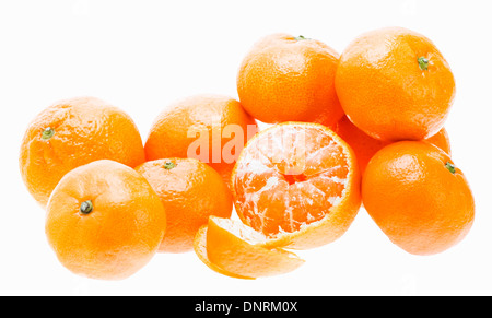 Pelées doux savoureux fruits mandarin orange mandarine isolé sur fond blanc Banque D'Images