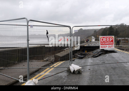 Tenir hors d'évacuation profond avertissement signe à Pembrokeshire Amroth en raison de tempête détruit la route du vent et le Pays de Galles Cymru UK GO Banque D'Images
