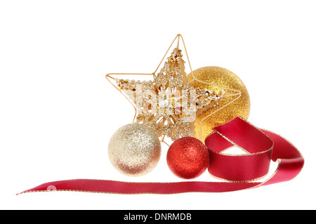 Décoration de Noël d'une étoile d'or et de joyaux, boules rouges et un ruban blanc contre isolés Banque D'Images