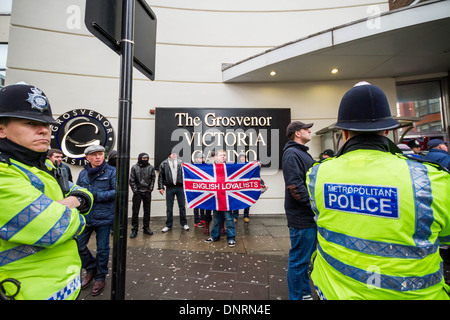 La Ligue de défense anglaise (EDL) partenaires manifestation à Edgware Road, London Banque D'Images