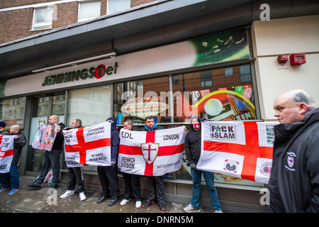 La Ligue de défense anglaise (EDL) partenaires manifestation à Edgware Road, London Banque D'Images