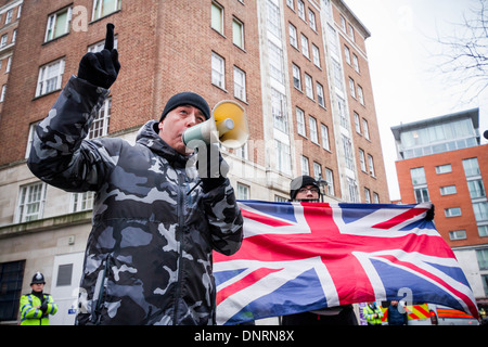 La Ligue de défense anglaise (EDL) partenaires manifestation à Edgware Road, London Banque D'Images