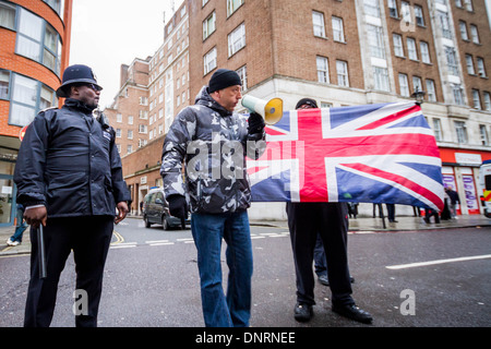 La Ligue de défense anglaise (EDL) partenaires manifestation à Edgware Road, London Banque D'Images