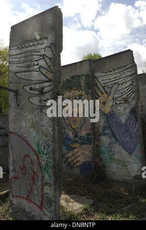 Éléments Graffiti Mur de Berlin, enlevé en 1997 à partir de la Seconde Guerre mondiale 2 tombes et stockées sur Sophien cimetière, Bernauer Strasse Banque D'Images