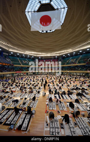 Tokyo, Japon. 5Th Jan, 2014. Des centaines de calligraphes mots lors d'une brosse de convention annuelle du Nouvel An de Tokyo Kakizome Nippon Budokan martial arts hall le Dimanche, Janvier 5, 2014. Kakizome, ou la nouvelle année, la première écriture de calligraphie, est l'un des premiers Japonais sont sérieux au sujet. Quelque 3300 participants de la catégorie d'âge préscolaire pour les adultes a écrit bon mots représentant leurs résolutions pour la nouvelle année. Credit : Natsuki Sakai/AFLO/Alamy Live News Banque D'Images