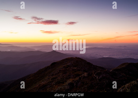 La vue au coucher de soleil depuis le sommet du Mt Buller vers Mansfield dans le haut pays, l'Australie victorienne Banque D'Images