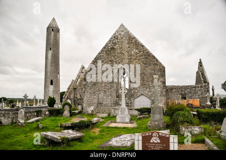 L'église, cimetière et Kilmacduagh roundtower, comté de Galway, Irlande Banque D'Images