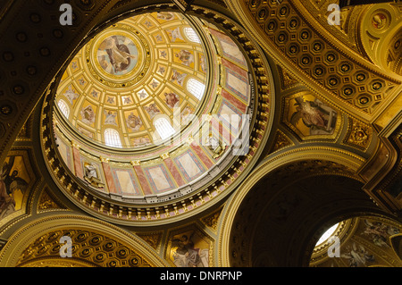 À l'intérieur de la coupole de la basilique Saint-Etienne de Budapest, Hongrie Banque D'Images